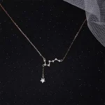 Collier délicat avec pendentif étoile et constellation, en métal précieux, parfait pour les amateurs d'astronomie et de bijoux élégants.