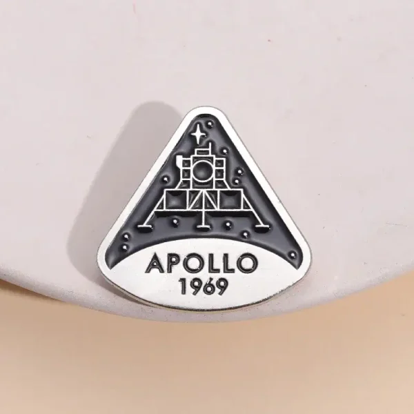 Une broche ou badge représentant la mission Apollo 11 de la NASA, avec la date 1969, symbole emblématique de l'exploration spatiale.