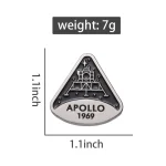 Pendentif en forme de triangle avec gravure de la mission Apollo 1969, symbole historique de l'exploration spatiale, idéal pour collectionneurs et passionnés de science.