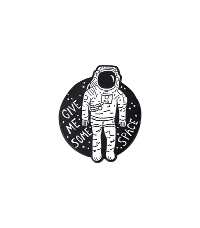 Un astronaute stylisé avec casque dans un espace noir, entouré de la phrase "Give me some space" en lettres blanches.