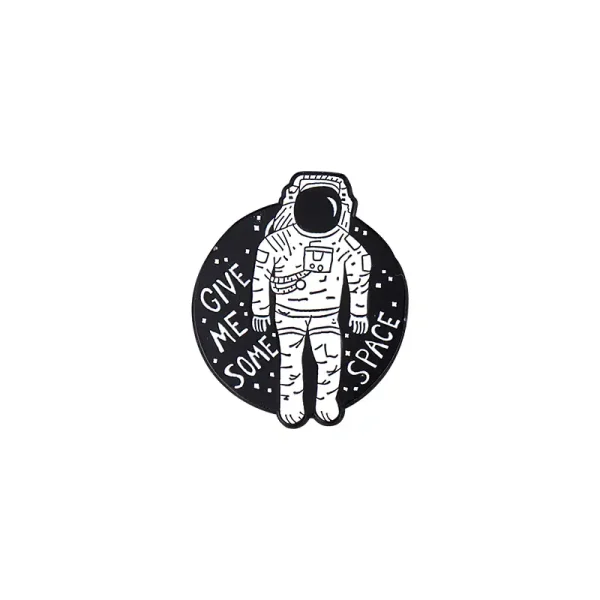 Un astronaute stylisé avec casque dans un espace noir, entouré de la phrase "Give me some space" en lettres blanches.