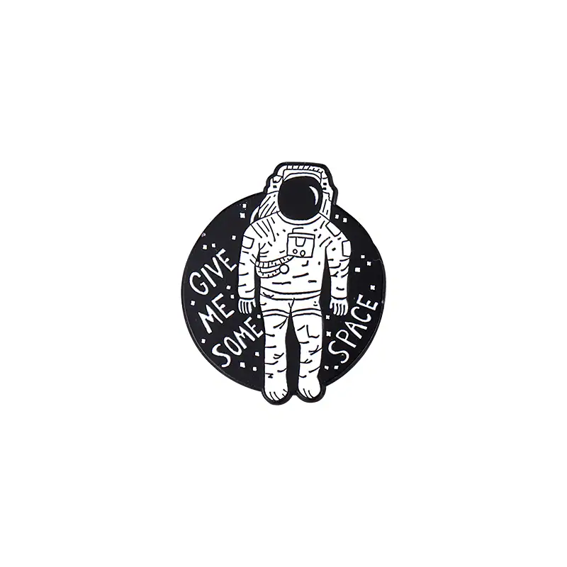Un astronaute stylisé avec casque dans un espace noir, entouré de la phrase "Give me some space" en lettres blanches.