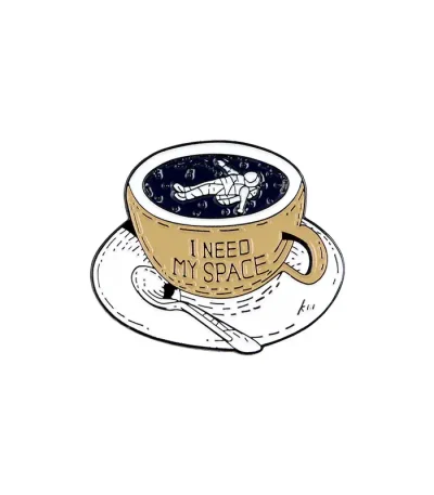 Tasse de café avec un astronaute flottant dans l'espace, illustrant un thème spatial et scientifique.