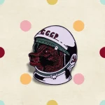 Casque d'astronaute soviétique avec un visage de loup rouge, symbole de l'exploration spatiale et de la science soviétique, présenté dans une boutique d'objets scientifiques.