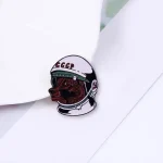 Puce d'astronaute avec tête de chien en relief, design original et décoratif pour collection ou décoration d'intérieur.