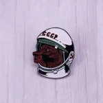 Pin's d'un casque d'astronaute avec un visage de loup rouge, symbole de science et d'exploration.