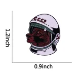 Pin's ou badge représentant un casque d'astronaute avec un visage de chien soviétique, symbole historique de l'exploration spatiale de l'URSS.