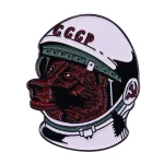Porte-clés en forme de casque d'astronaute soviétique avec un visage de dragon rouge, symbole de l'exploration spatiale et de la mythologie.