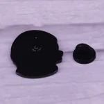Pendentif en forme de tête humaine en acrylique noir, avec un trou pour chaîne ou cordon, idéal pour la décoration ou la bijouterie scientifique.