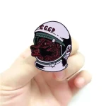 Porte-clés en forme de casque d'astronaute avec tête de chien, alliant science et art pour une décoration unique.