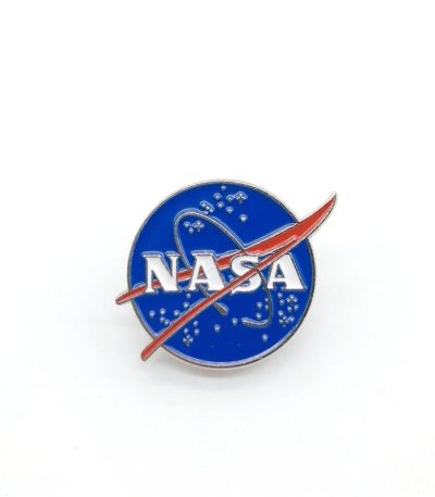 Pin NASA avec logo officiel, symbole de l'exploration spatiale et de la science.