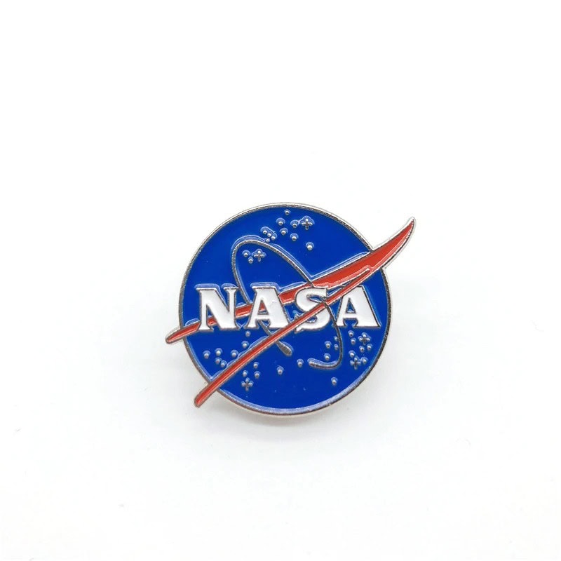 Pin NASA avec logo officiel, symbole de l'exploration spatiale et de la science.