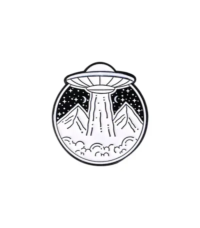 Vaisseau spatial futuriste sur fond de montagnes et ciel étoilé, illustration minimaliste en noir et blanc, évoquant la science-fiction et l'exploration spatiale.