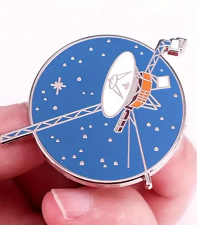 Montre décorative en forme de satellite avec cadran bleu et détails métalliques.