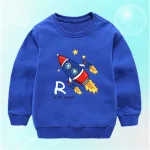 Vêtement pour enfant avec motif fusée et étoiles, couleur bleue, style ludique et éducatif.