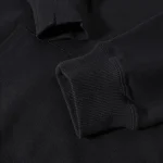 Pull noir en coton avec poignets côtelés pour un style décontracté et confortable. Parfait pour une tenue casual ou pour ajouter une touche simple à votre look quotidien.