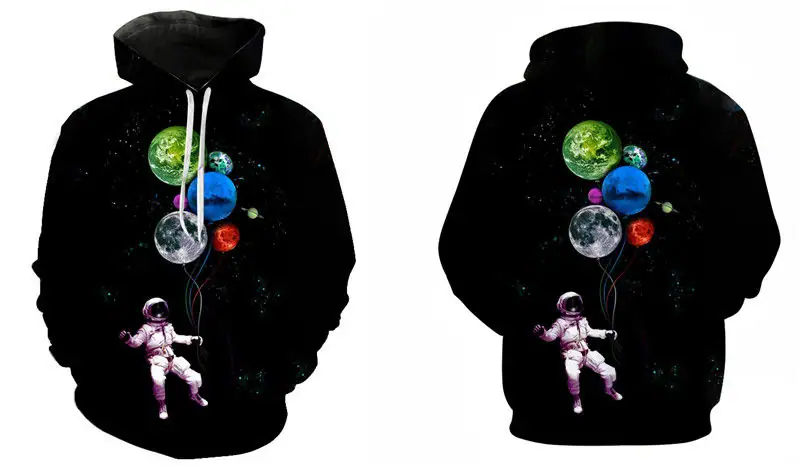 sweat-astronaute-dans-lespace-1 Vêtement à capuche noir avec un motif d'espace, comprenant un astronaute flottant dans l'espace avec des planètes colorées, idéal pour les amateurs de science et d'astronomie.