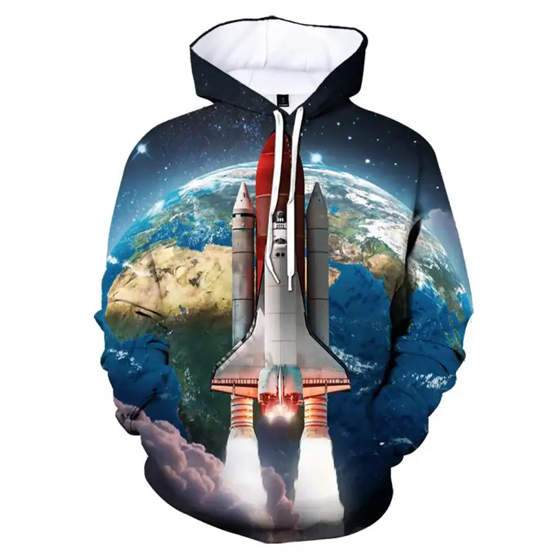 sweat-fusee-dans-lespace-1 Vêtement à capuche illustré d'une fusée spatiale décollant devant la planète Terre, créant un design inspiré de l'espace et de l'exploration spatiale.