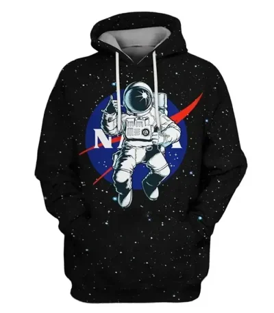 Sweat à capuche noir avec motif d'un astronaute flottant dans l'espace, logo NASA en arrière-plan, design inspiré de l'exploration spatiale.