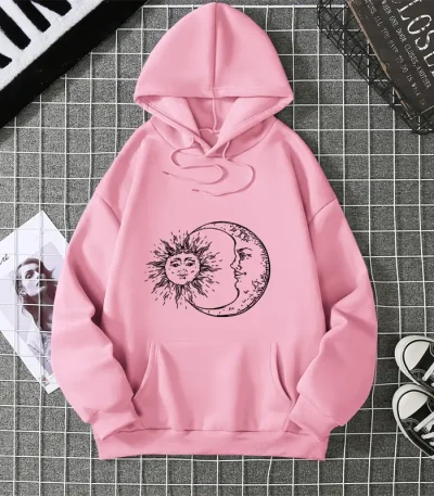 Sweat à capuche rose avec motif solaire et lune en noir, style décontracté, parfait pour la mode urbaine et la décoration intérieure.
