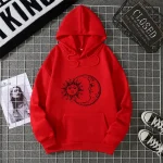 Sweat à capuche rouge avec motif solaire et lunaire, style décontracté, parfait pour la mode urbaine et les amateurs de design cosmique.