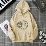 Sweat à capuche beige avec motif solaire et lune, style décontracté, idéal pour un look tendance et confortable.