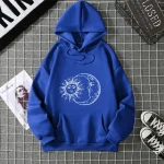 Vêtement à capuche bleu avec motif solaire et lunaire, parfait pour les amateurs de science et d'astronomie.