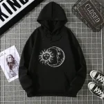 Vérification de l'ALT : Sweat à capuche noir avec motif soleil et lune.