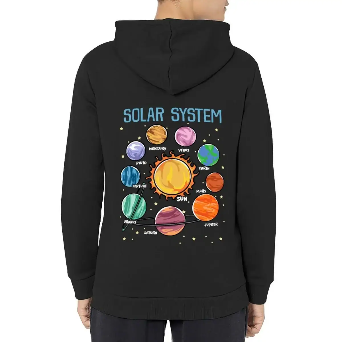 sweat-systeme-solaire-1 Sweat à capuche noir avec illustration du système solaire, incluant le Soleil et les planètes comme Mercure, Vénus, Terre, Mars, Jupiter, Saturne, Uranus et Neptune, pour enfants.