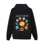 Sweat à capuche noir avec illustration du système solaire et planètes.