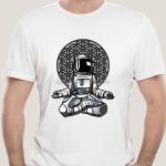 T-shirt blanc avec illustration d'un astronaute en position de méditation, assis en lotus, avec un fond géométrique complexe, style graphique moderne.