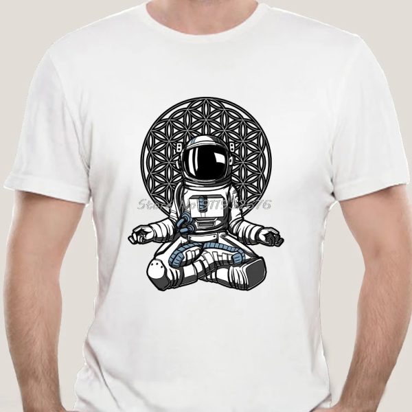 T-shirt blanc avec illustration d'un astronaute en position de méditation, assis en lotus, avec un fond géométrique complexe, style graphique moderne.