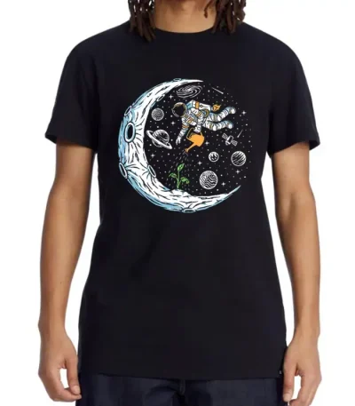 T-shirt noir avec illustration d'un astronaute flottant dans l'espace, entouré de planètes, étoiles et de la lune, parfait pour les amateurs de science et d'exploration spatiale.