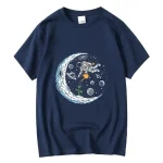 T-shirt bleu avec illustration d'un astronaute flottant dans l'espace, entouré de planètes, étoiles et une lune stylisée, parfait pour les amateurs de science et d'exploration spatiale.