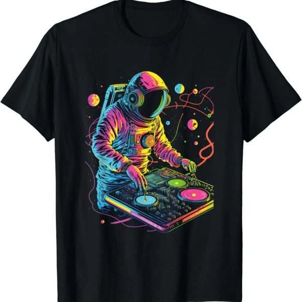 DJ spatial en costume d'astronaute mixant musique et science.