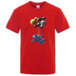 T-shirt rouge avec illustration d'un astronaute flottant et des planètes en ballon, parfait pour les amateurs de science et d'exploration spatiale.