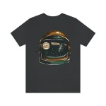 T-shirt noir avec design d'un casque d'astronaute contenant des éléments de l'espace, comme des planètes et des étoiles, pour les amateurs de science et d'astronomie.