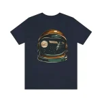 T-shirt noir avec illustration d'un casque d'astronaute contenant un espace avec planètes et étoiles, design original pour passionnés d'astronomie et de science.