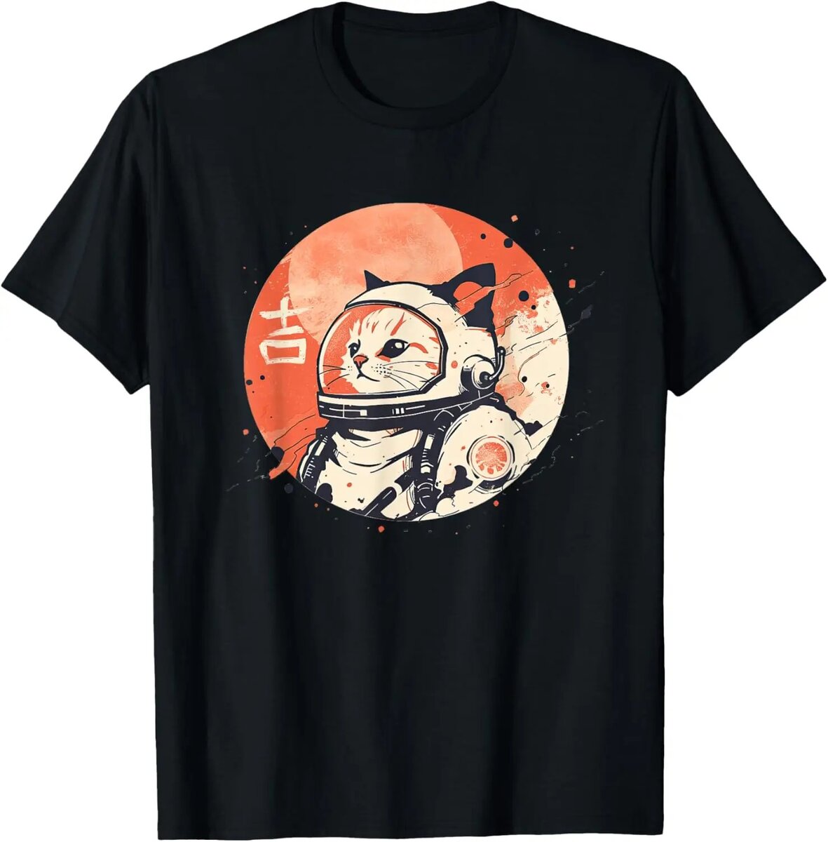 t-shirt-chat-espace-1 Chat astronaute portant un casque spatial avec logo NASA, dans un style artistique avec un fond lunaire orange.