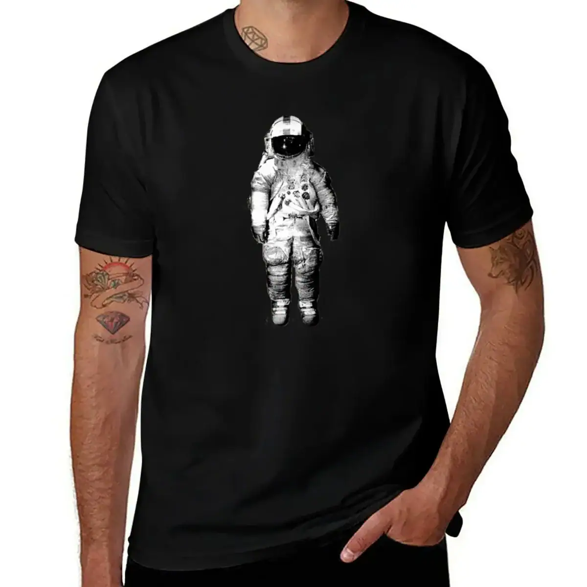 t-shirt-cosmonaute-1 Vêtement homme avec design d'astronaute en combinaison spatiale sur fond noir, style moderne et tendance, parfait pour les amateurs d'espace et de science-fiction.