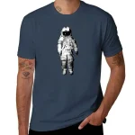 Vêtement astronautique pour homme avec design d'astronaute sur t-shirt bleu marine, parfait pour les amateurs de science et d'exploration spatiale.