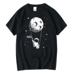 T-shirt noir avec illustration d'un petit astronaute tenant une lune en forme de ballon, dans un style graphique simple et mignon, parfait pour les amateurs d'espace et de science.