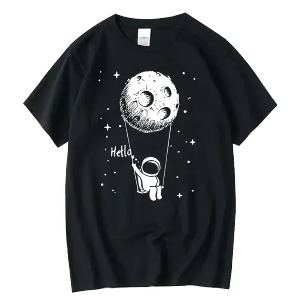 T-shirt noir avec illustration d'un petit astronaute tenant une lune en forme de ballon, dans un style graphique simple et mignon, parfait pour les amateurs d'espace et de science.