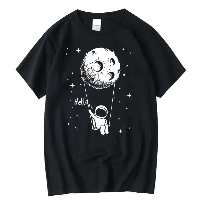T-shirt noir avec illustration d'un petit astronaute tenant une lune en forme de ballon, dans un style graphique simple et mignon, parfait pour les amateurs d'espace et de science.