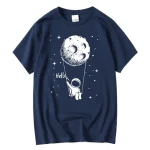 T-shirt avec design d'astronaute et lune, style graphique et amusant.