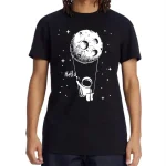 Pendentif représentant un astronaute suspendu à la lune, illustrant l'exploration spatiale et l'univers.