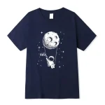 T-shirt en coton marine avec illustration d'un astronaute accroché à la lune, style dessin minimaliste, parfait pour les amateurs de science et d'astronomie.