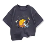 Vêtement pour enfant avec design d'astronaute et planète, illustrant le thème de l'exploration spatiale.