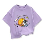T-shirt violet avec motif d'astronaute et lune, design ludique pour amateurs d'espace et de science.