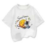 T-shirt blanc avec illustration d'un astronaute et d'une planète, thème spatial, style cartoon, idéal pour les amateurs de science et d'espace.